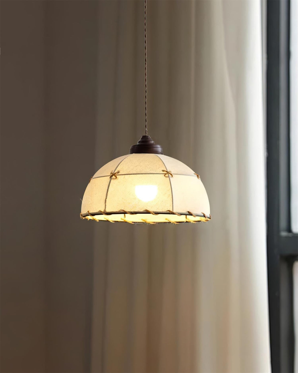 Hanglamp met stoffen koepelkap in vintage minimalistische stijl met zachte gloed