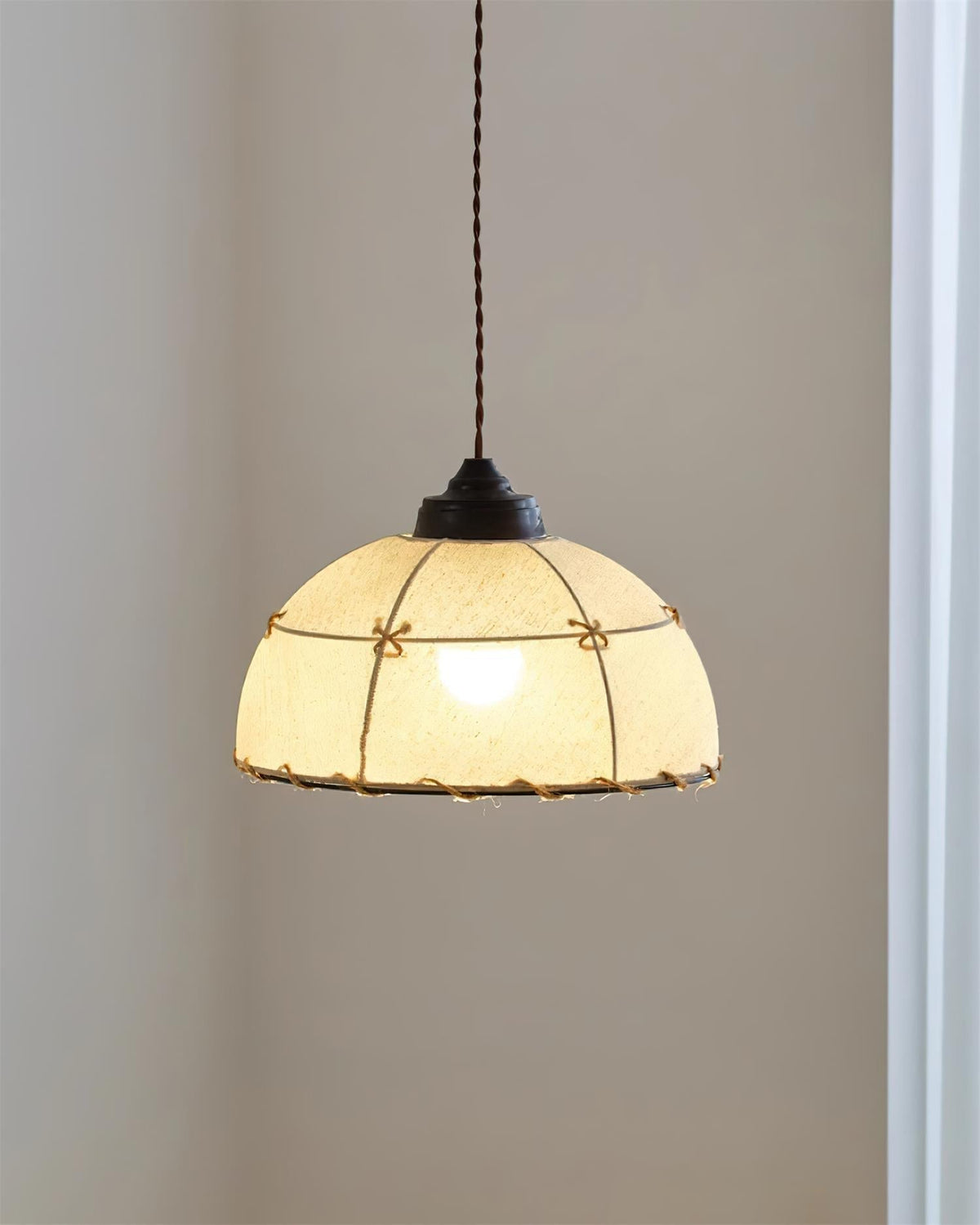 Hanglamp met stoffen koepelkap in vintage minimalistische stijl met zachte gloed