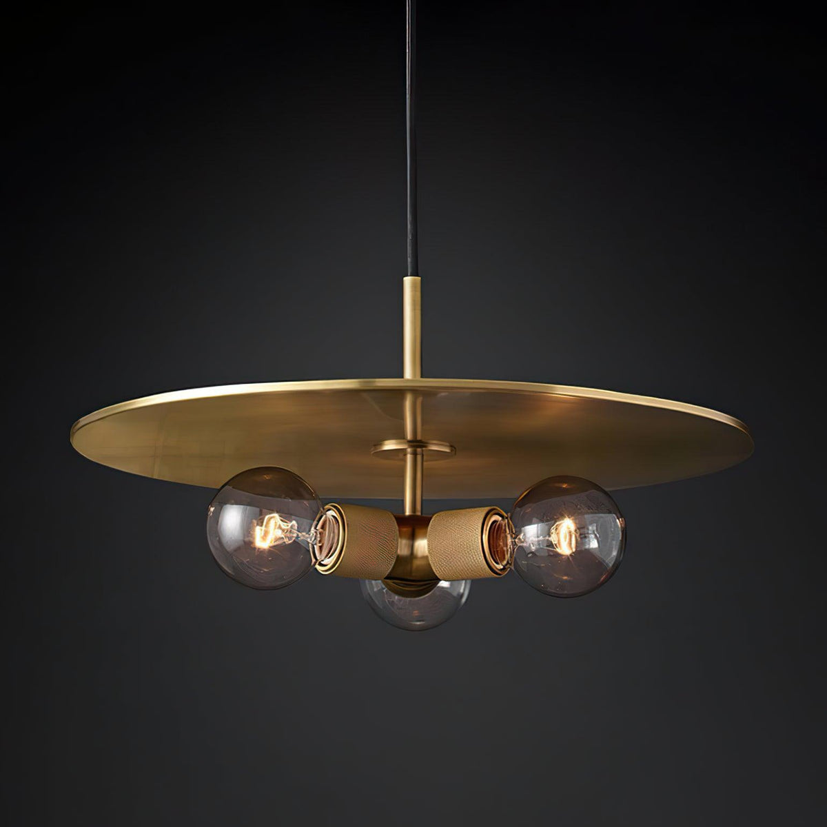 Moderne hanglamp van messing met minimalistisch metaalarmatuur voor eetkamer of keuken