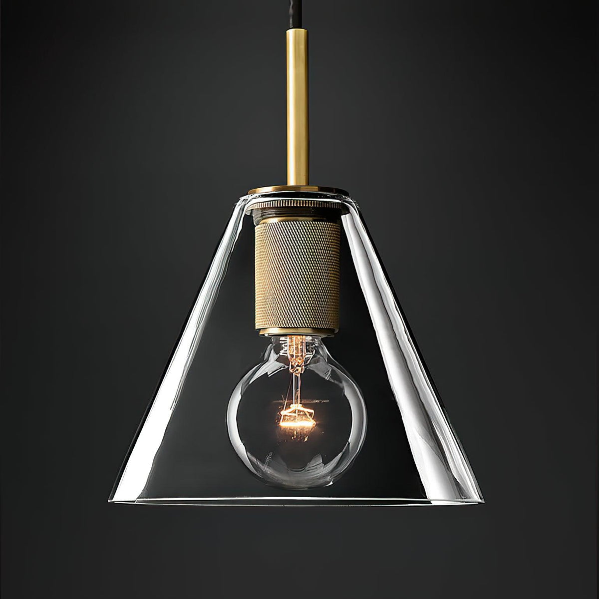 Moderne hanglamp van messing met minimalistisch metaalarmatuur voor eetkamer of keuken
