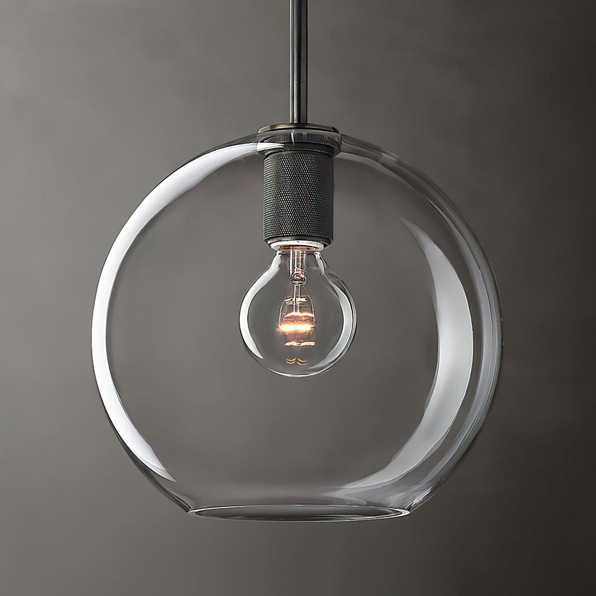 Moderne hanglamp van messing met minimalistisch metaalarmatuur voor eetkamer of keuken