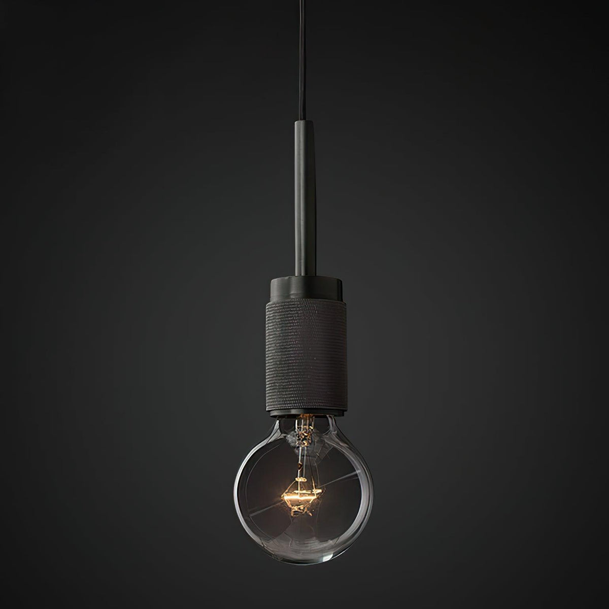 Moderne hanglamp van messing met minimalistisch metaalarmatuur voor eetkamer of keuken