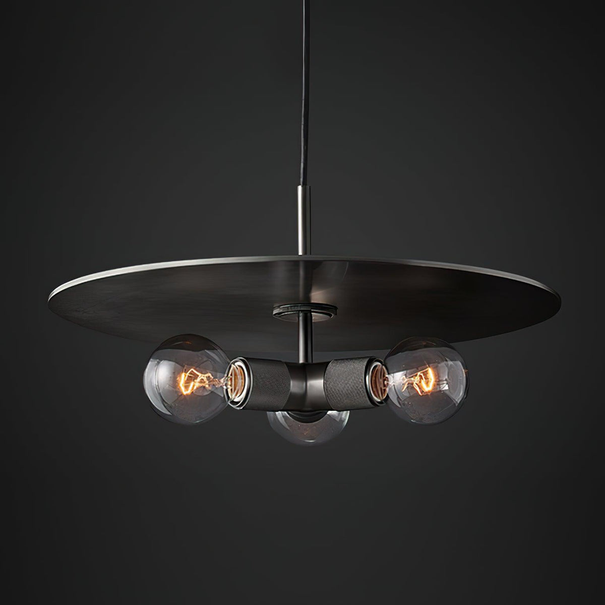Moderne hanglamp van messing met minimalistisch metaalarmatuur voor eetkamer of keuken