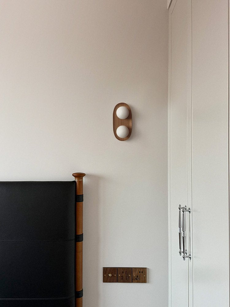 Twin Orb wandlamp met eiken achterplaat