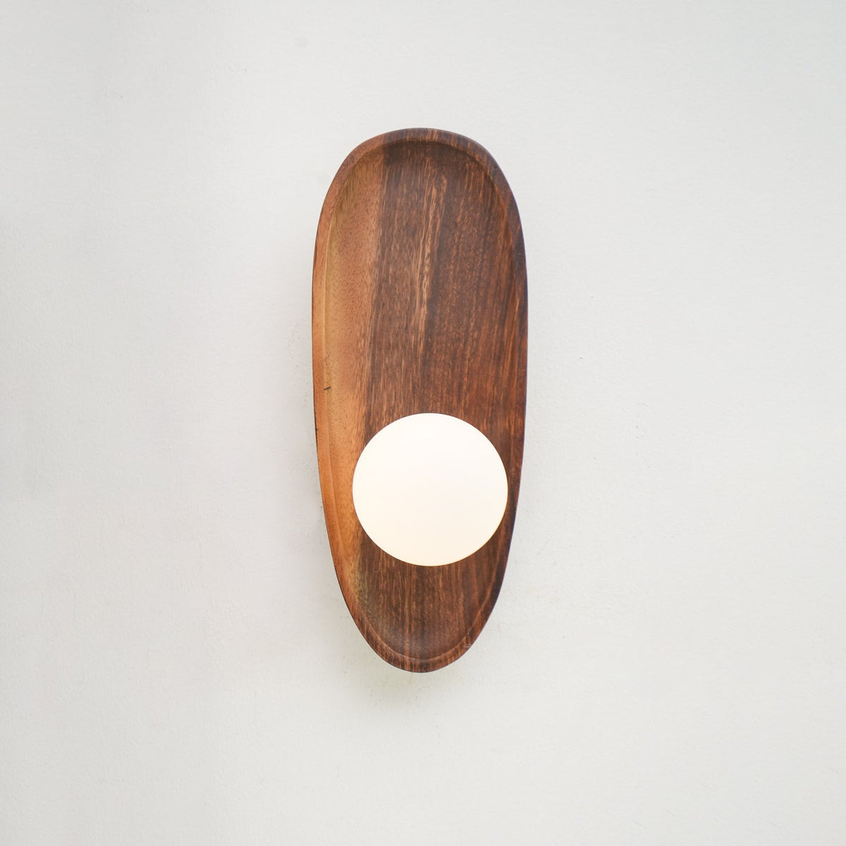 Sylaise moderne minimalistische wandlamp van walnoothout en glas