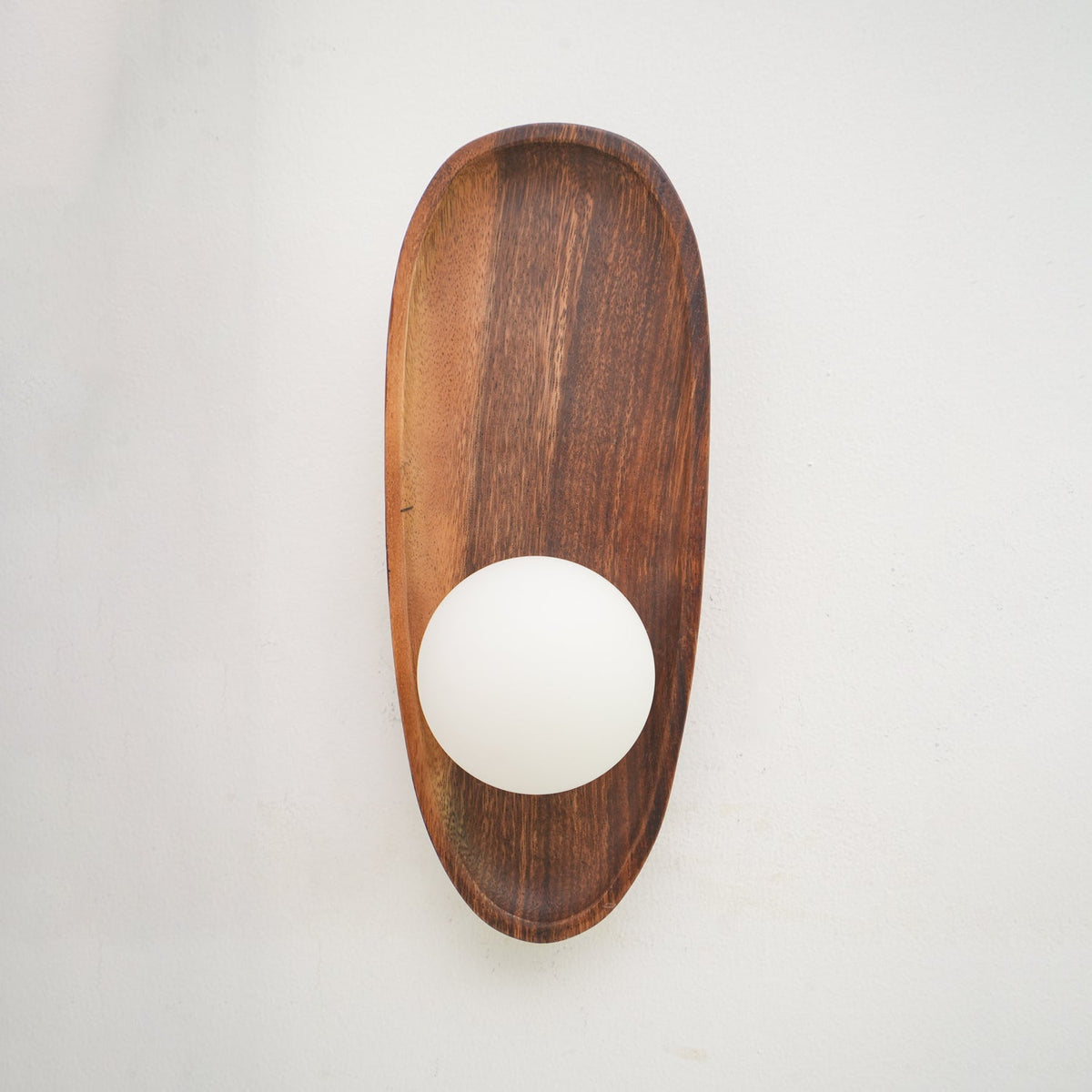 Sylaise moderne minimalistische wandlamp van walnoothout en glas