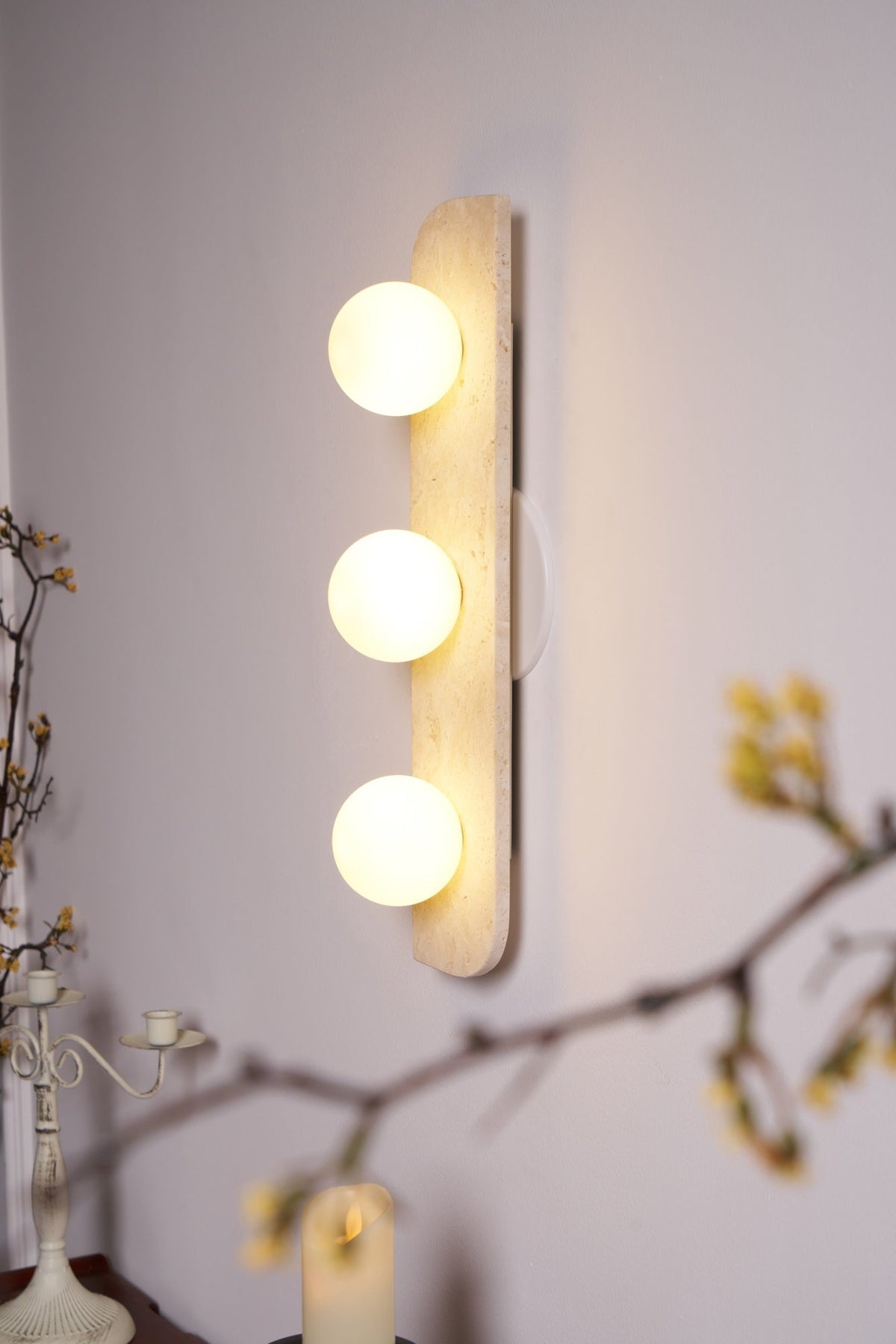 Serearia Minimalistische wandlamp van geel travertin met stekker