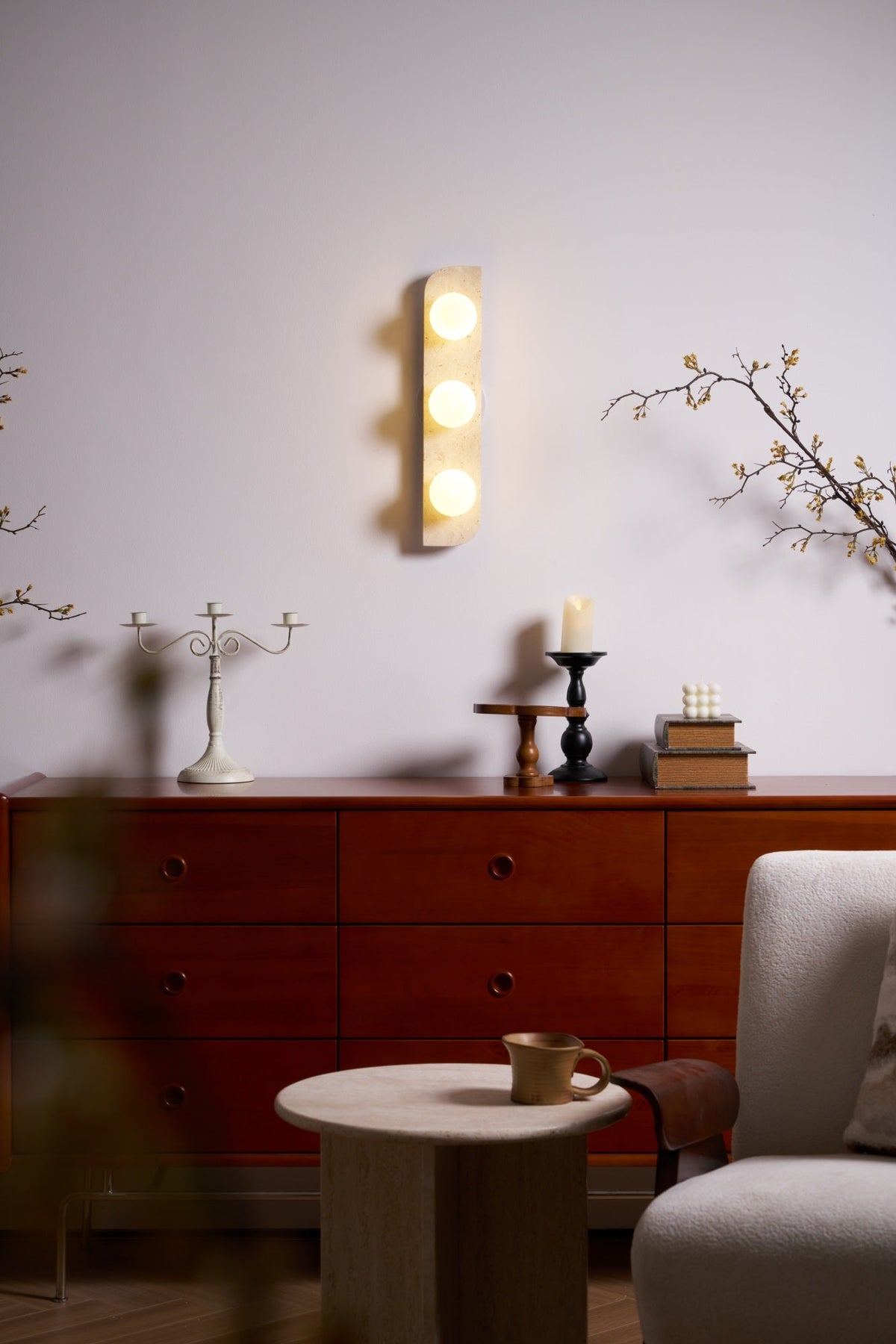 Serearia Minimalistische wandlamp van geel travertin met stekker