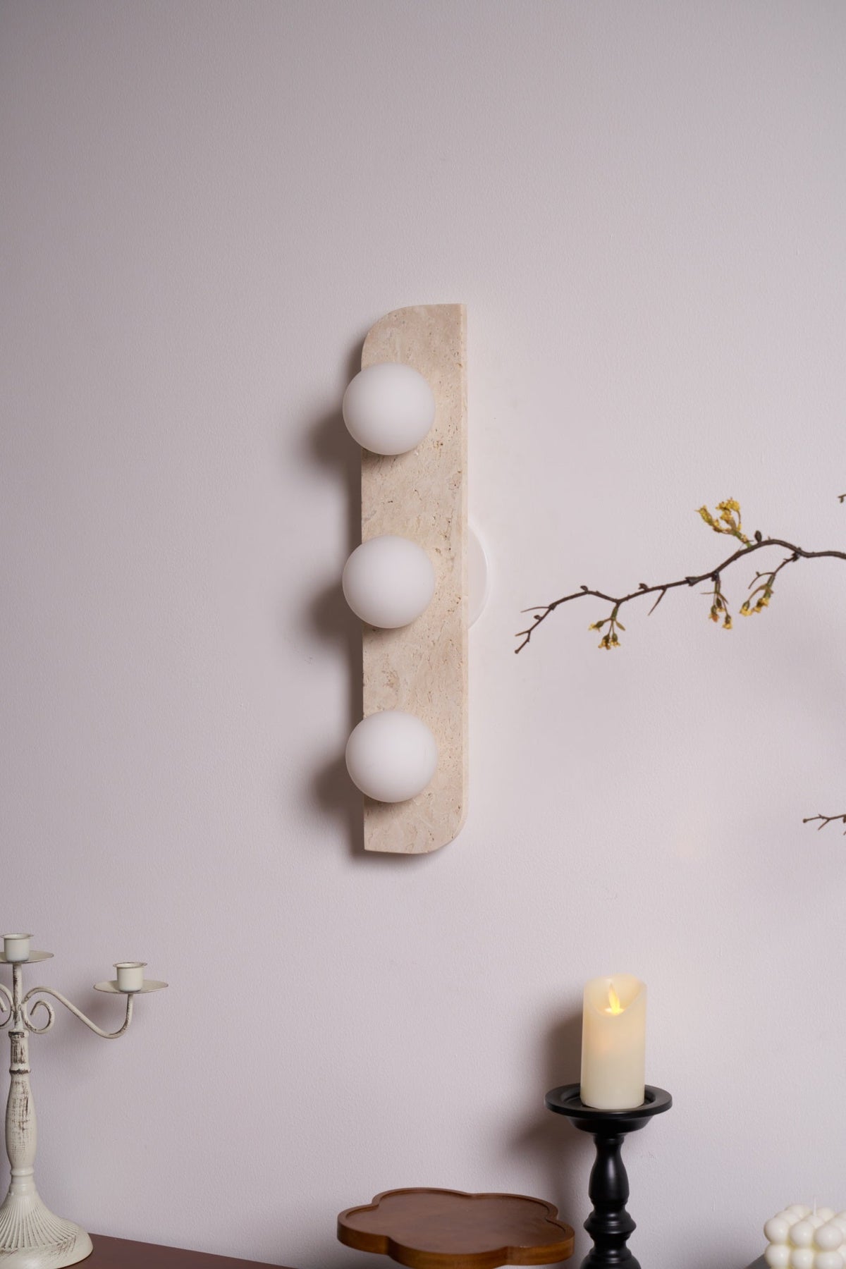 Serearia Minimalistische wandlamp van geel travertin met stekker