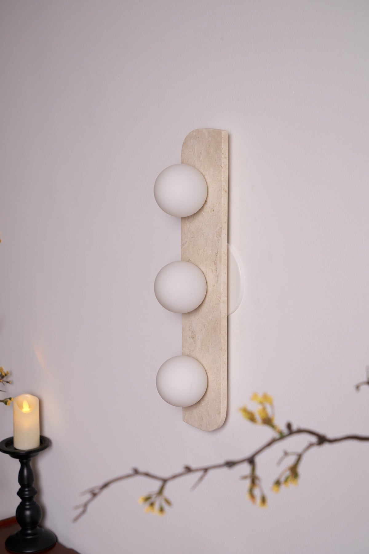 Serearia Minimalistische wandlamp van geel travertin met stekker