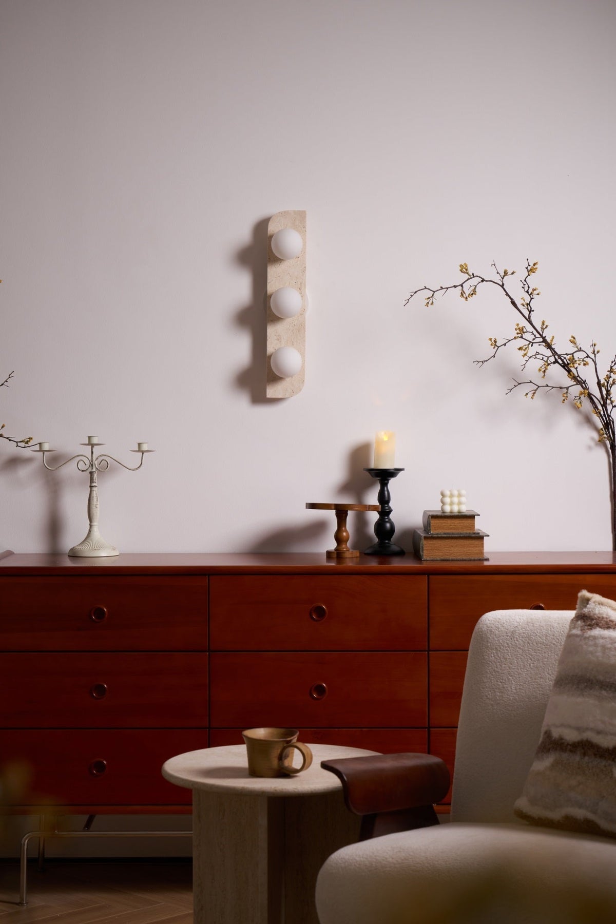 Serearia Minimalistische wandlamp van geel travertin met stekker