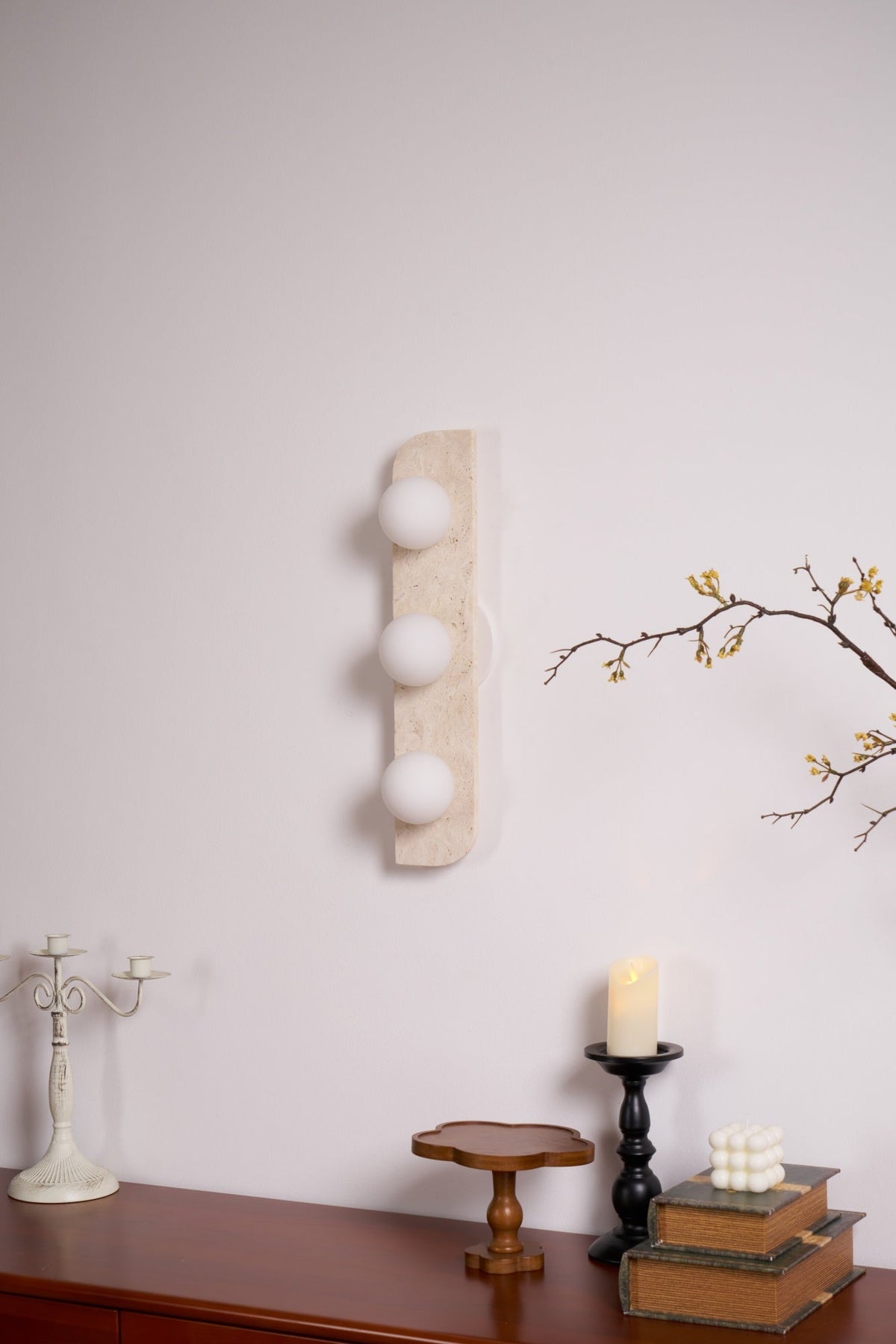 Serearia Minimalistische wandlamp van geel travertin met stekker