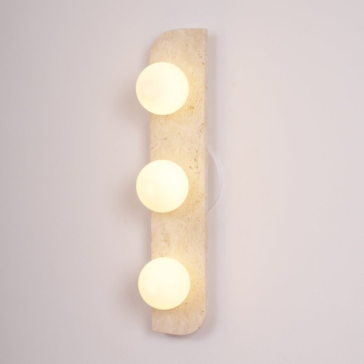 Serearia Minimalistische wandlamp van geel travertin met stekker