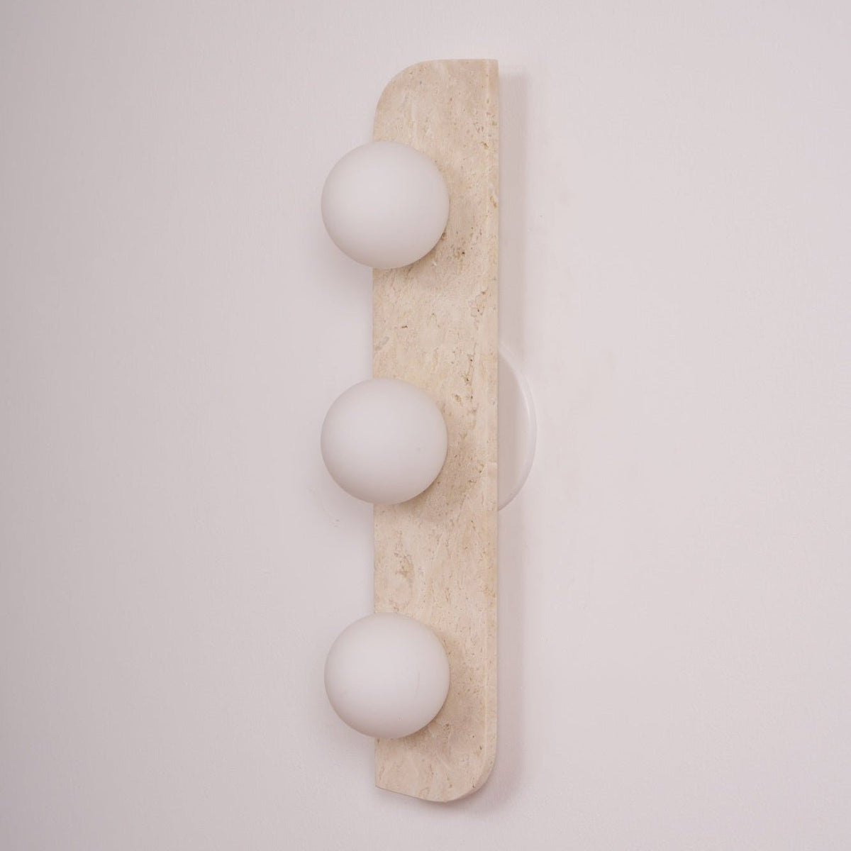 Serearia Minimalistische wandlamp van geel travertin met stekker