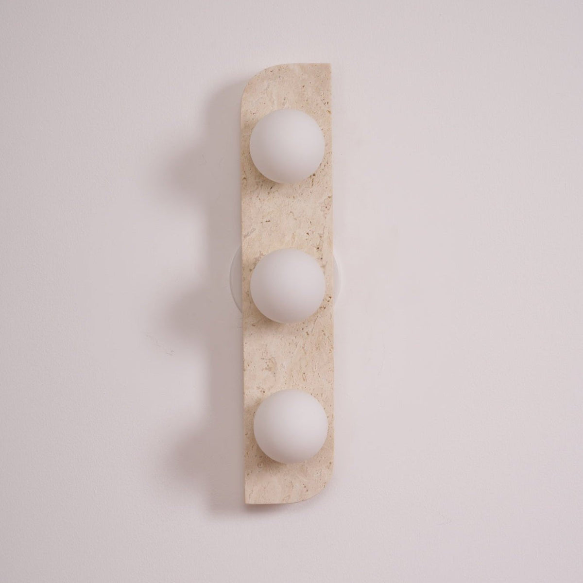 Serearia Minimalistische wandlamp van geel travertin met stekker