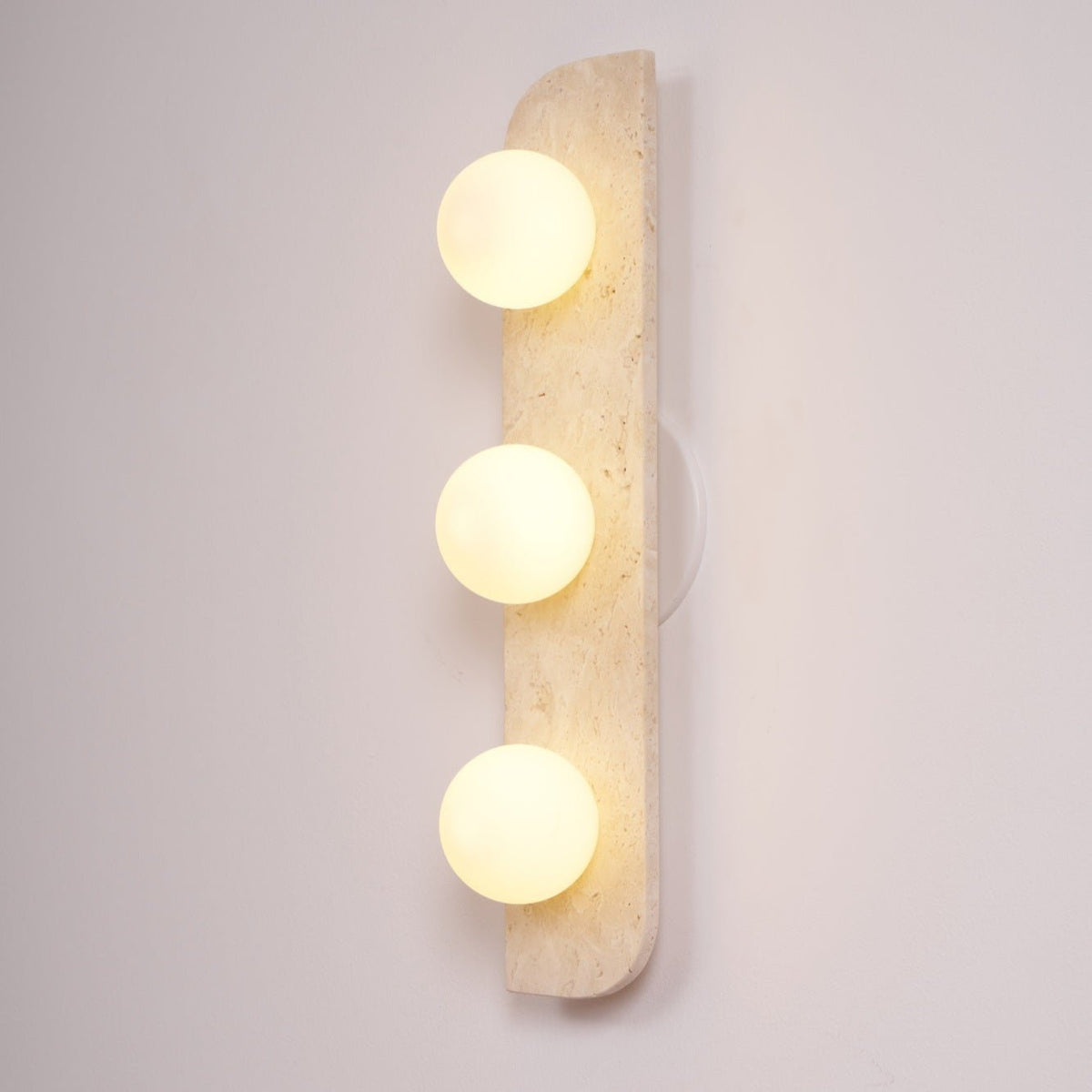 Serearia Minimalistische wandlamp van geel travertin met stekker