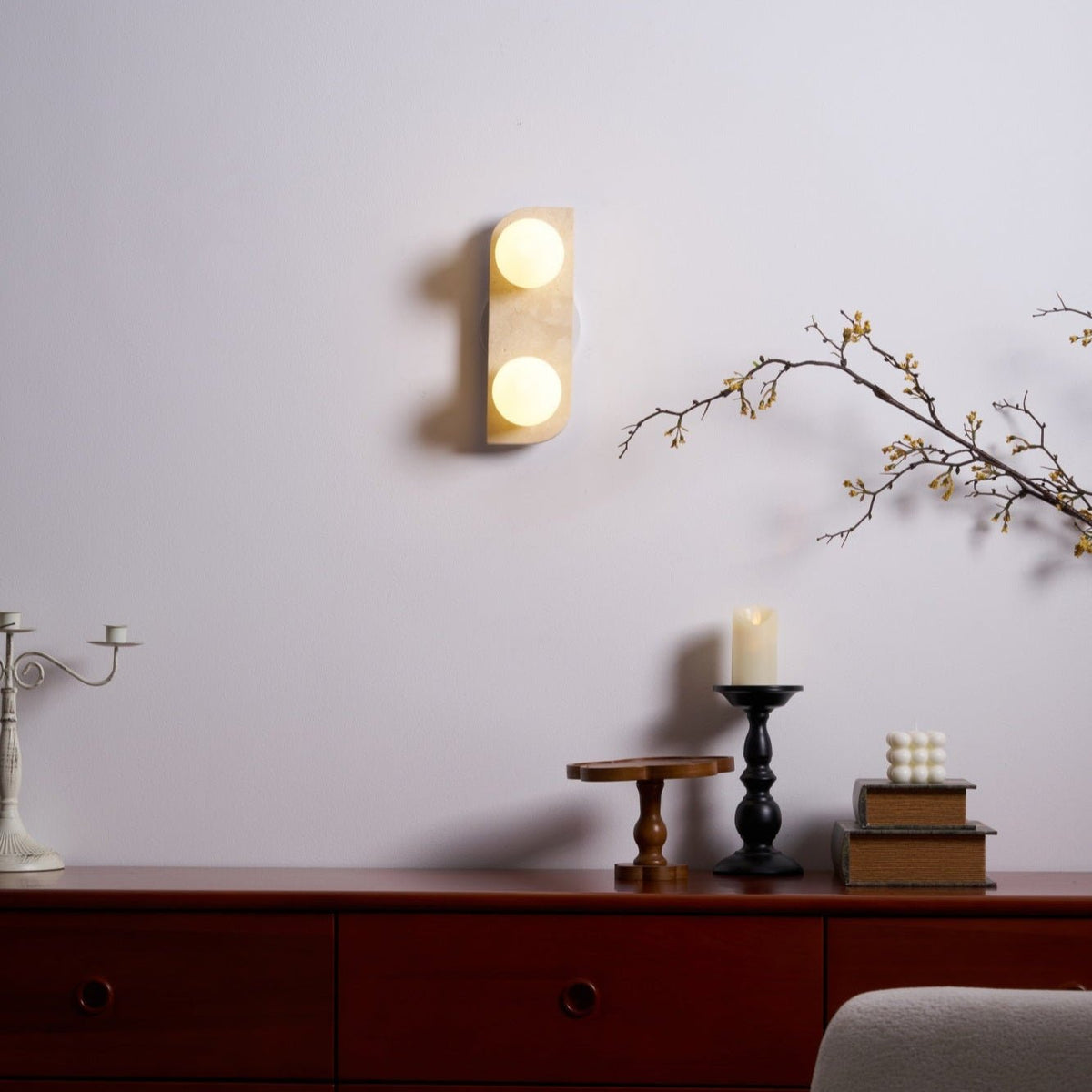 Serearia Minimalistische wandlamp van geel travertin met stekker
