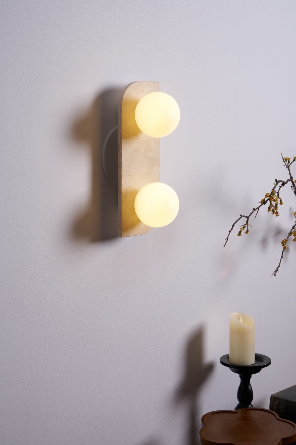 Serearia Minimalistische wandlamp van geel travertin met stekker