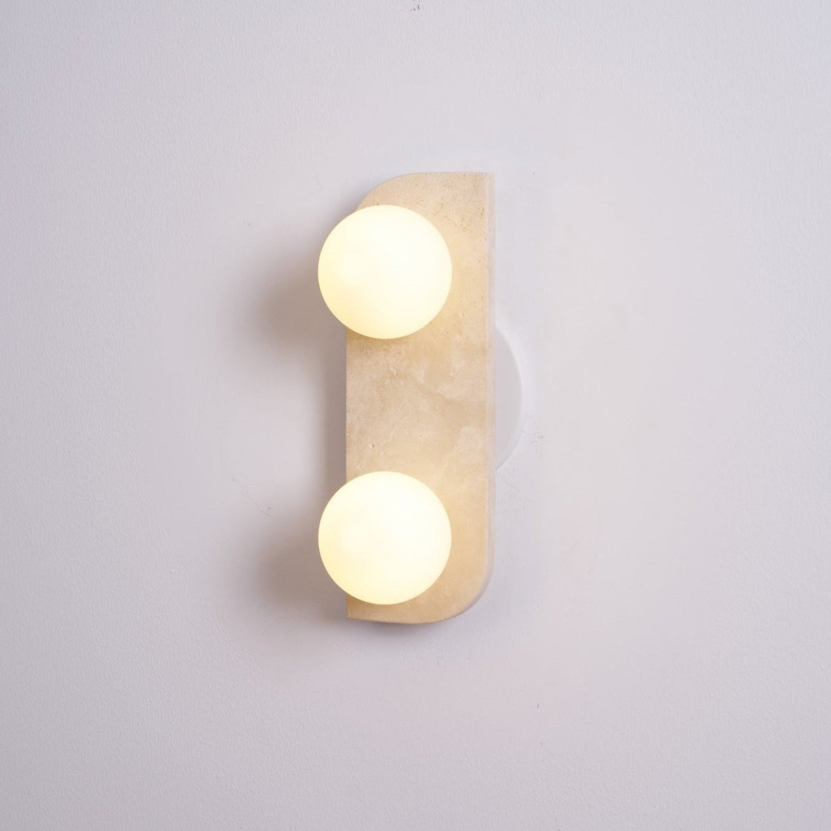 Serearia Minimalistische wandlamp van geel travertin met stekker