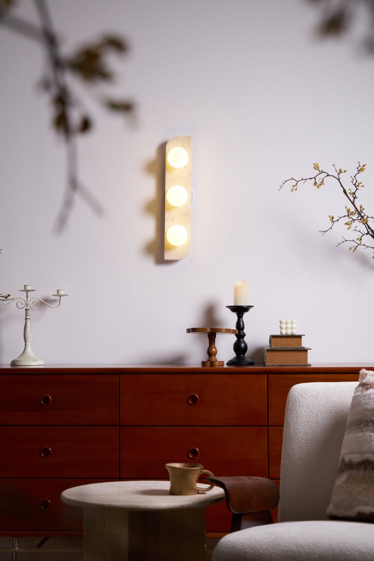 Serearia Minimalistische wandlamp van geel travertin met stekker