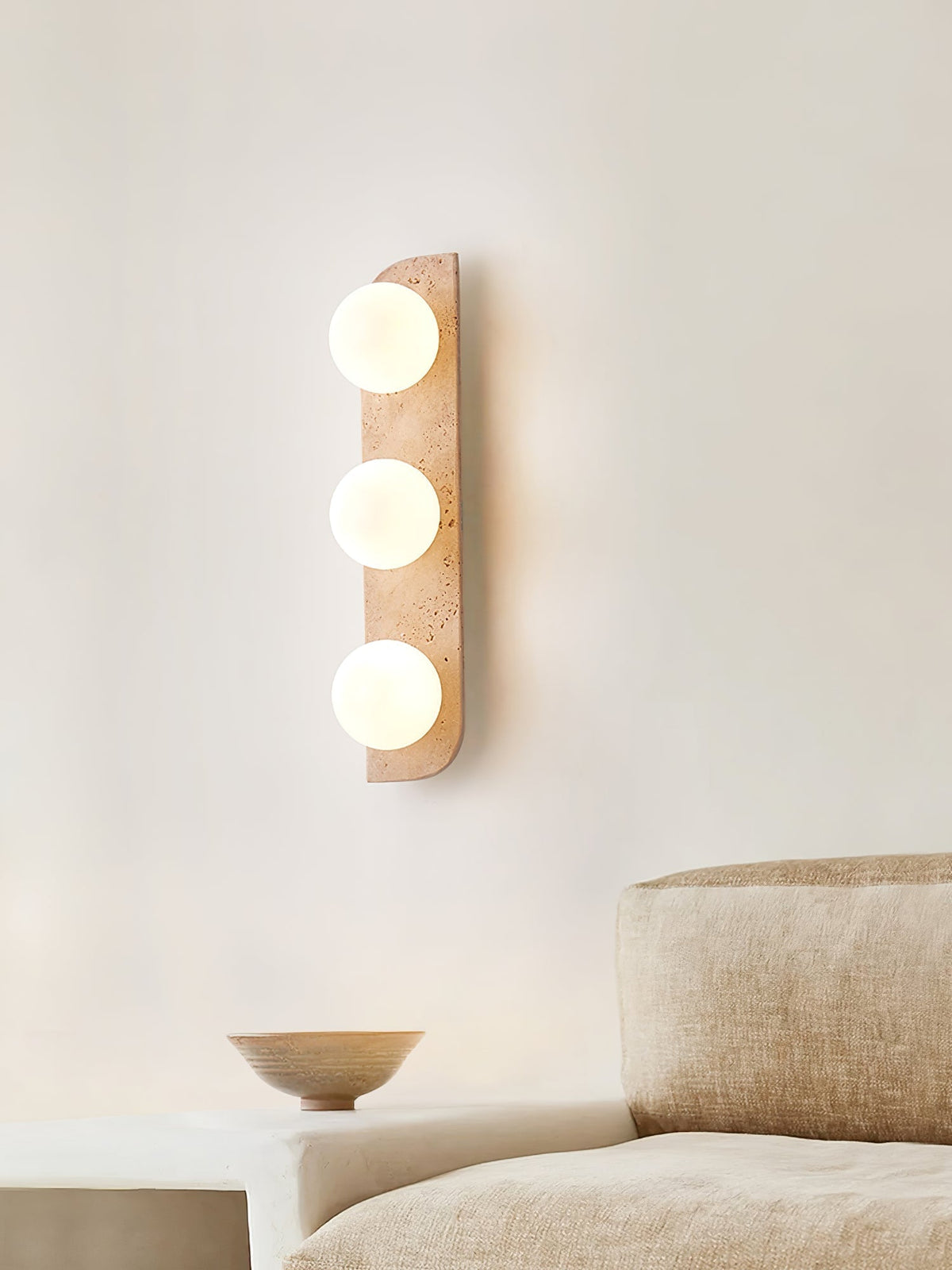 Serearia Minimalistische wandlamp van geel travertin met stekker