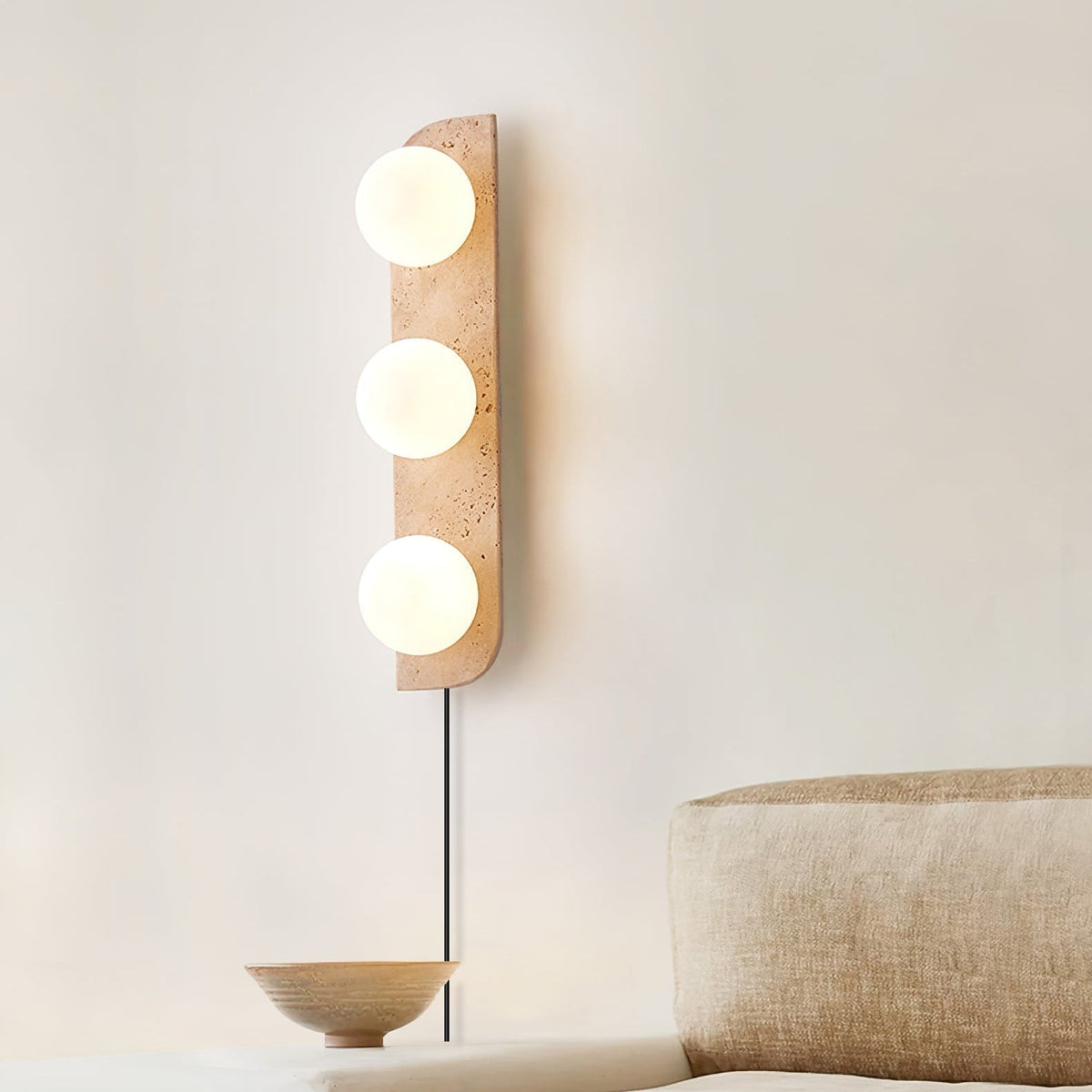 Serearia Minimalistische wandlamp van geel travertin met stekker