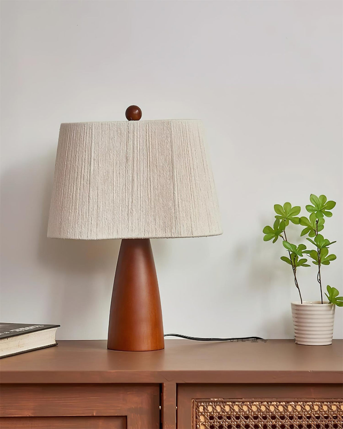 Renoina tafellamp met walnotkleur en beige henneprope kap