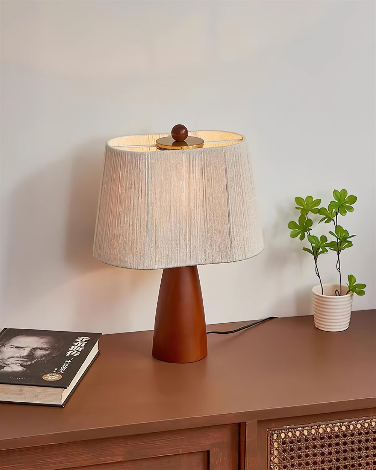 Renoina tafellamp met walnotkleur en beige henneprope kap
