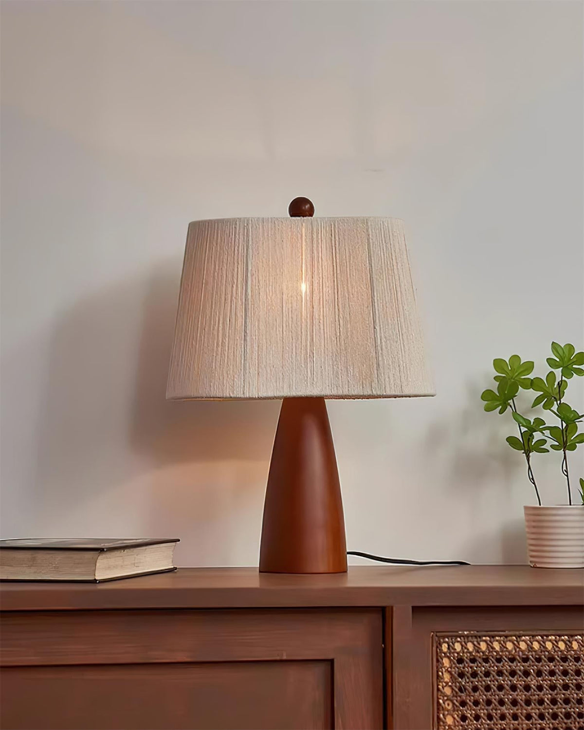 Renoina tafellamp met walnotkleur en beige henneprope kap