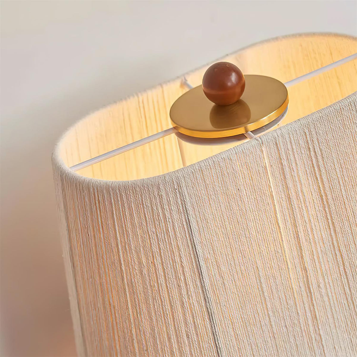Renoina tafellamp met walnotkleur en beige henneprope kap
