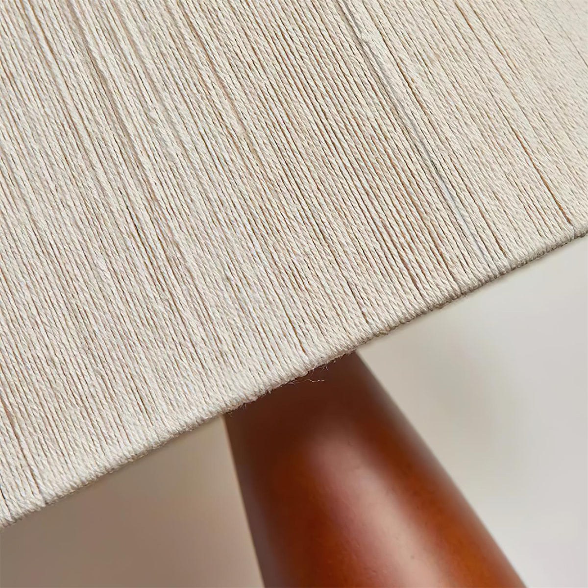 Renoina tafellamp met walnotkleur en beige henneprope kap
