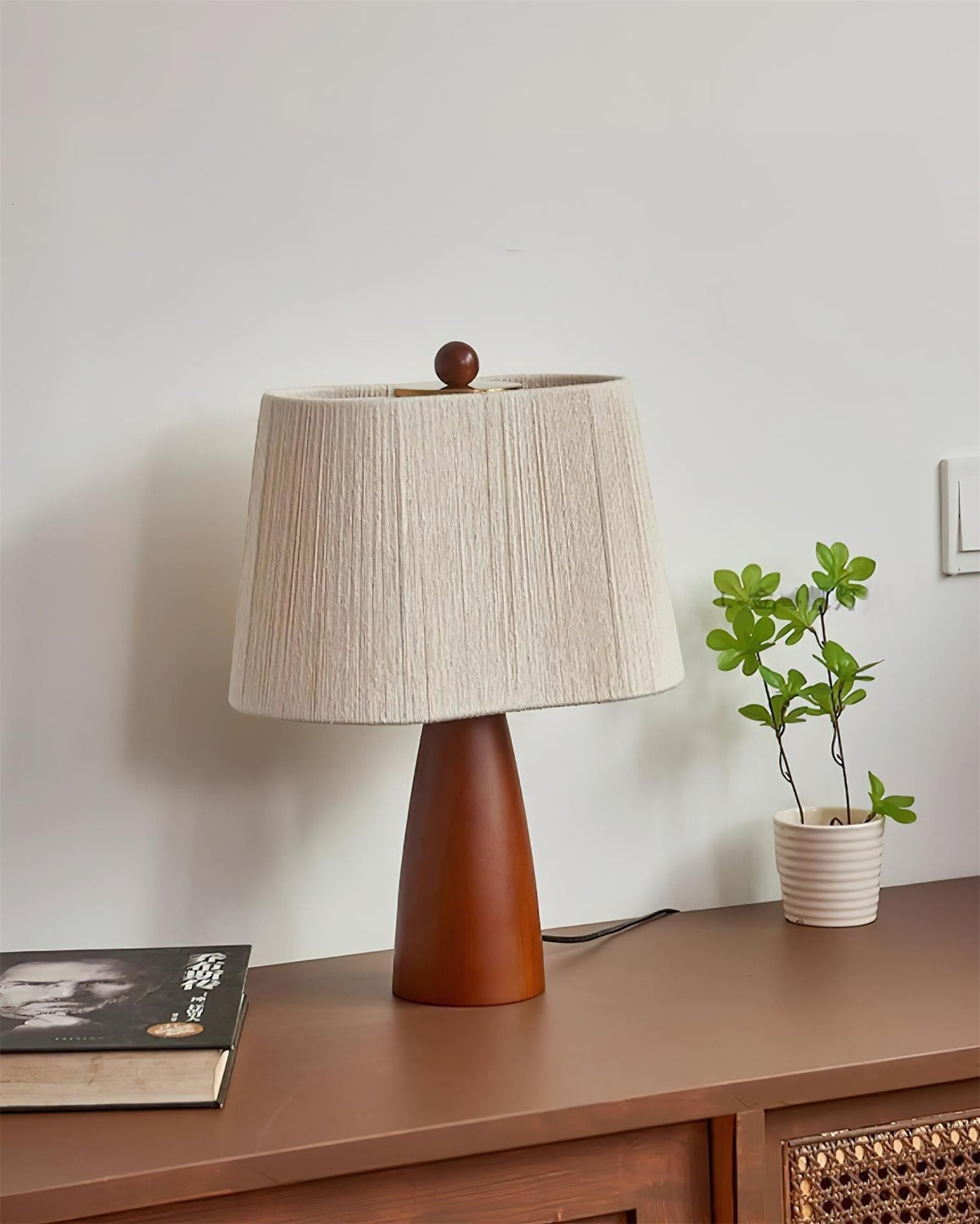 Renoina tafellamp met walnotkleur en beige henneprope kap