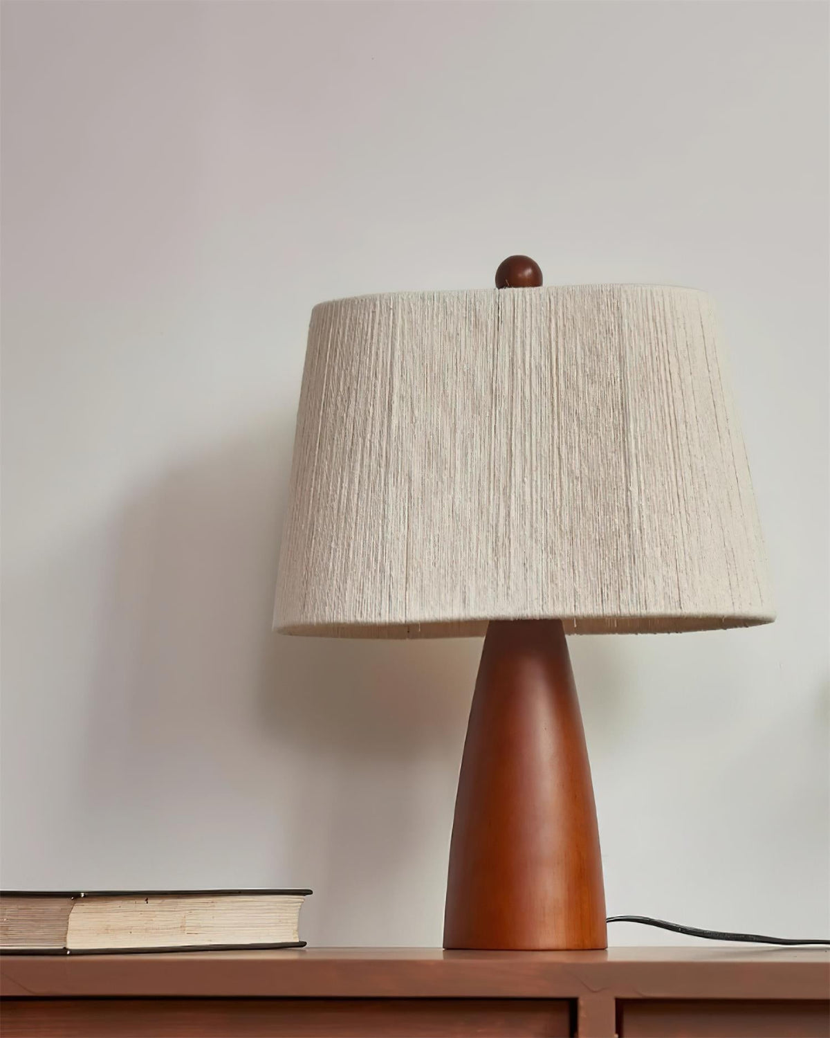 Renoina tafellamp met walnotkleur en beige henneprope kap
