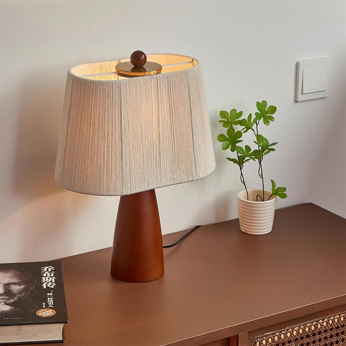 Renoina tafellamp met walnotkleur en beige henneprope kap