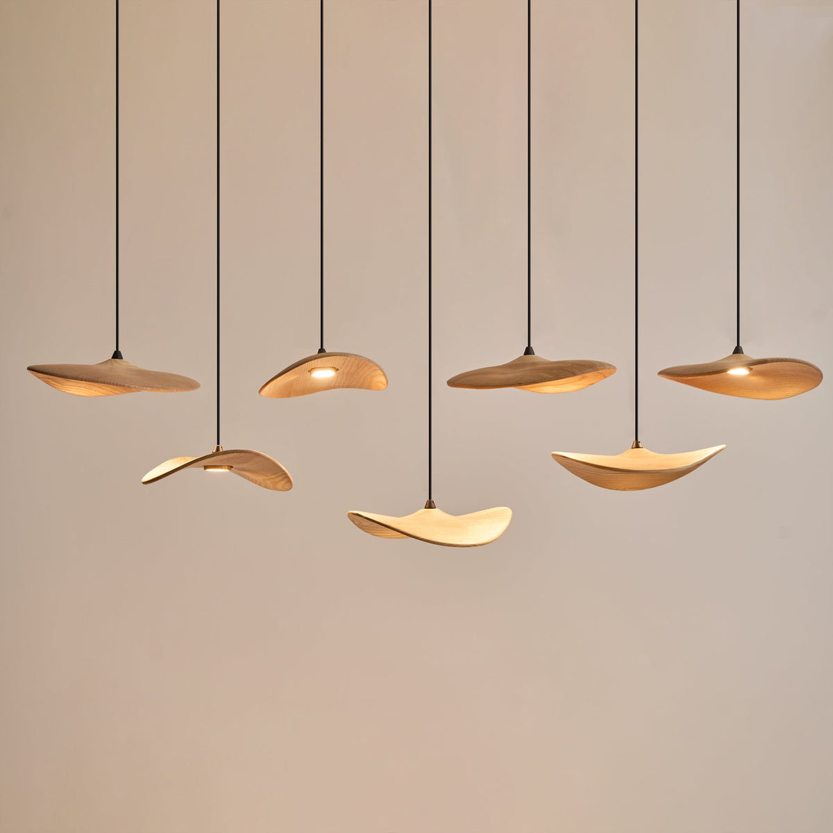 Abbott Moderne minimalistische kroonluchter met leeg houten bloemblaad