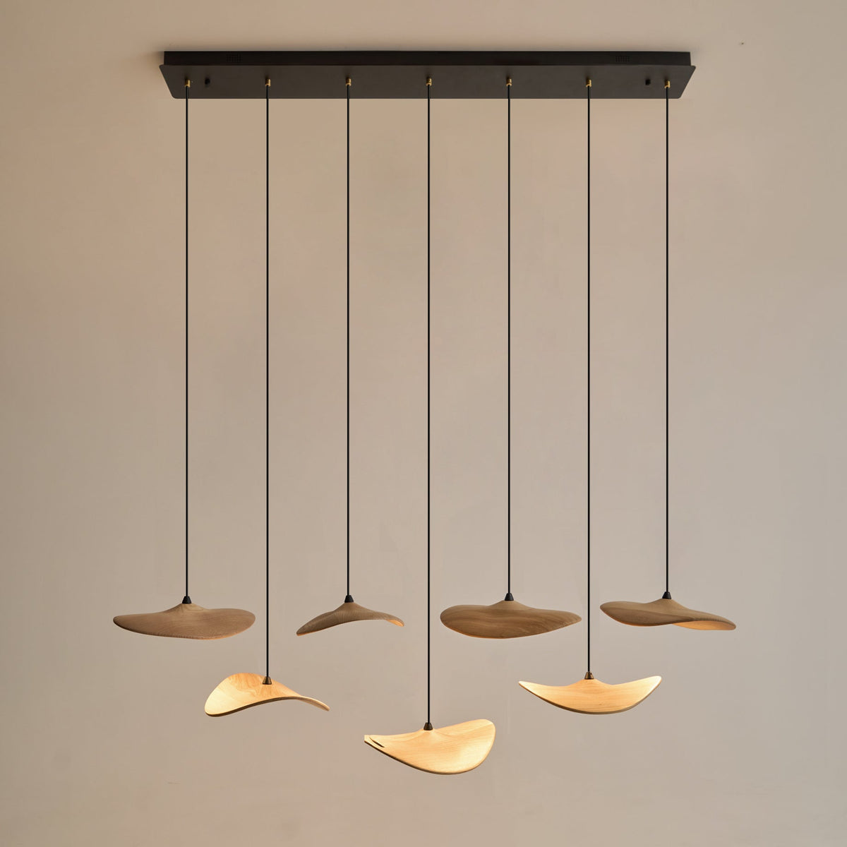 Abbott Moderne minimalistische kroonluchter met leeg houten bloemblaad
