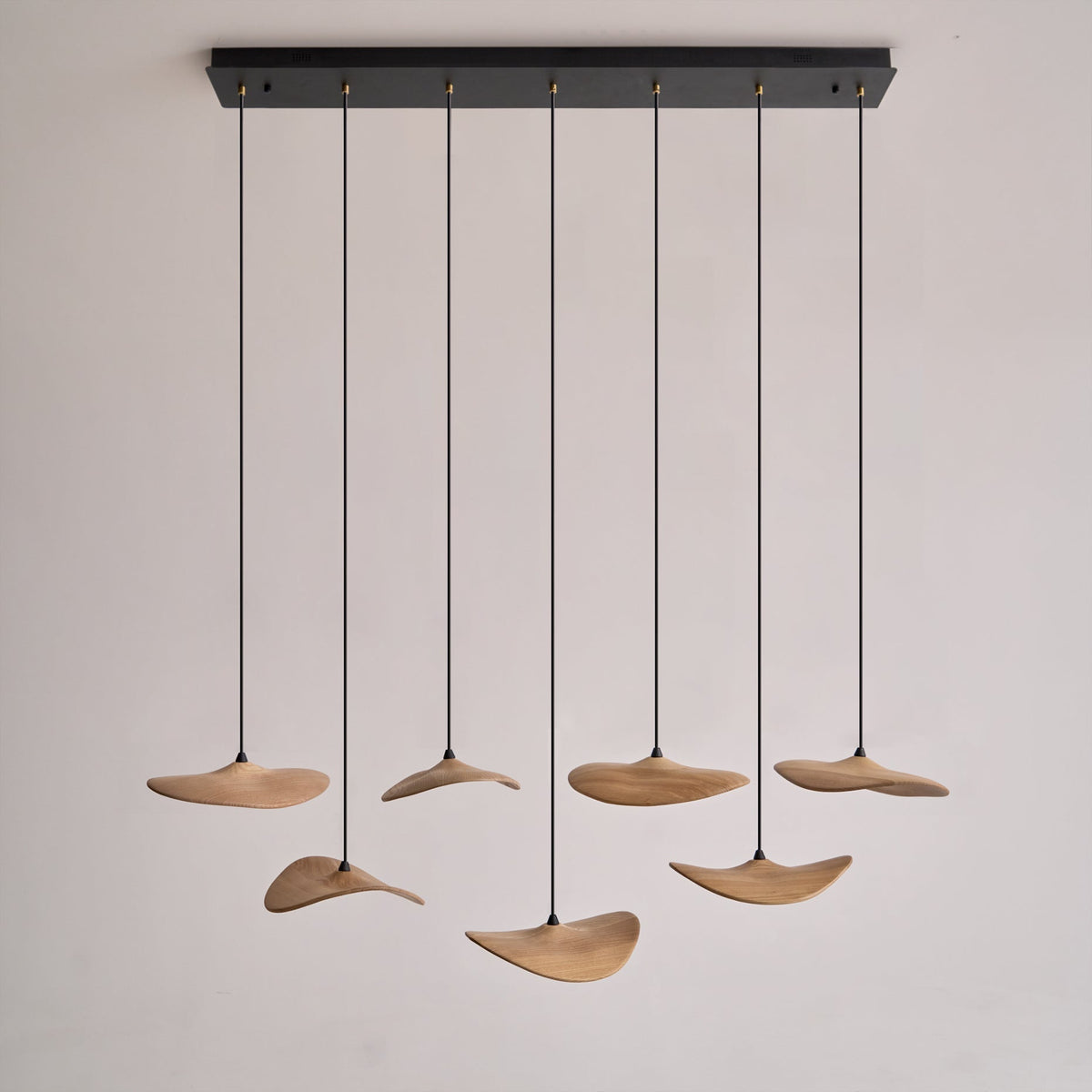 Abbott Moderne minimalistische kroonluchter met leeg houten bloemblaad