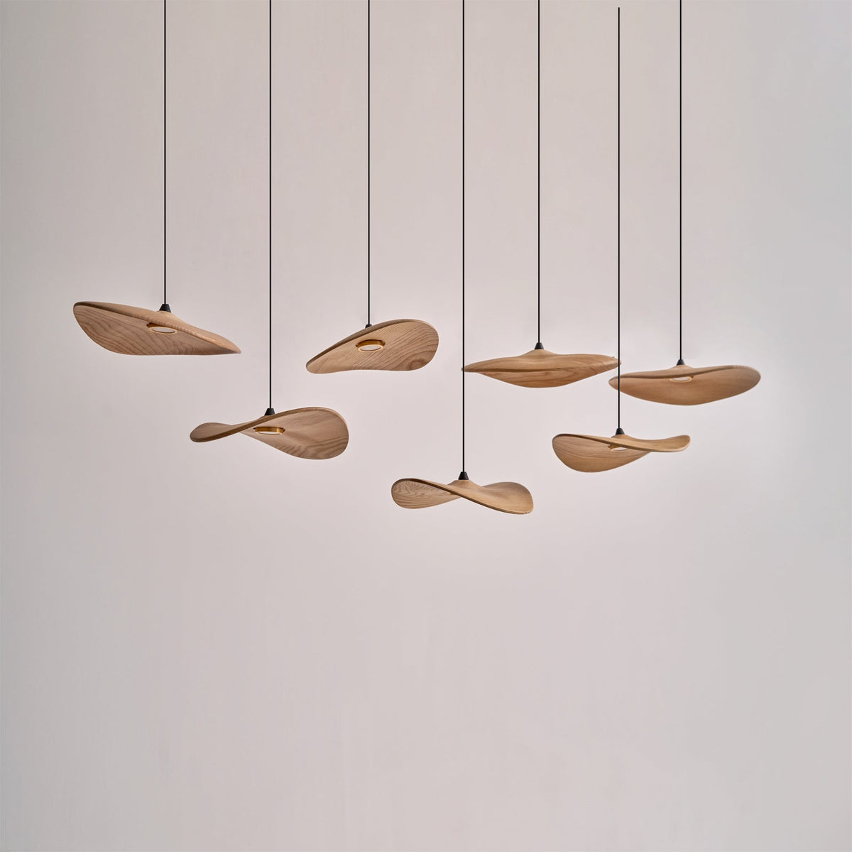 Abbott Moderne minimalistische kroonluchter met leeg houten bloemblaad