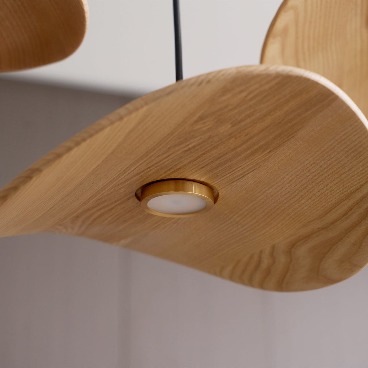Abbott Moderne minimalistische kroonluchter met leeg houten bloemblaad