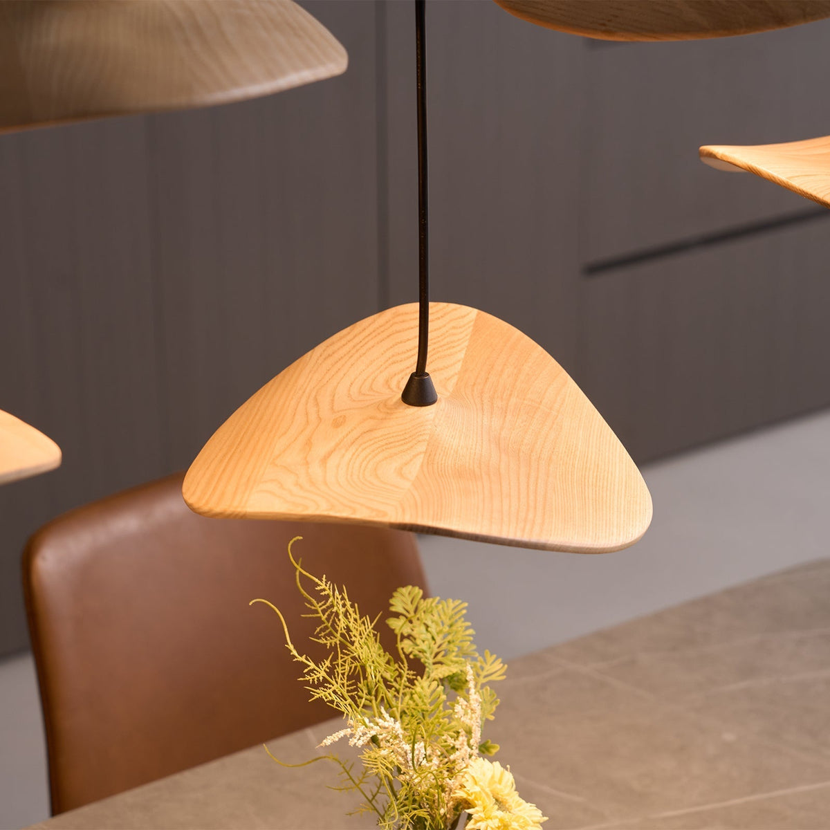 Abbott Moderne minimalistische kroonluchter met leeg houten bloemblaad