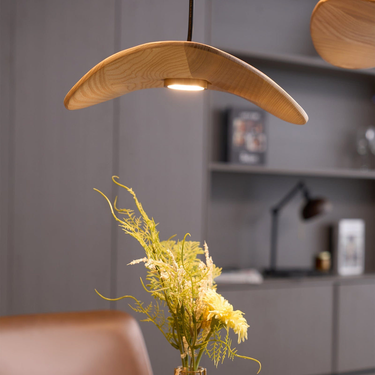 Abbott Moderne minimalistische kroonluchter met leeg houten bloemblaad