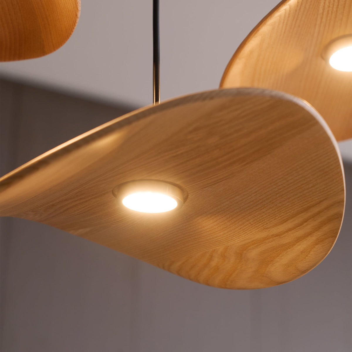 Abbott Moderne minimalistische kroonluchter met leeg houten bloemblaad