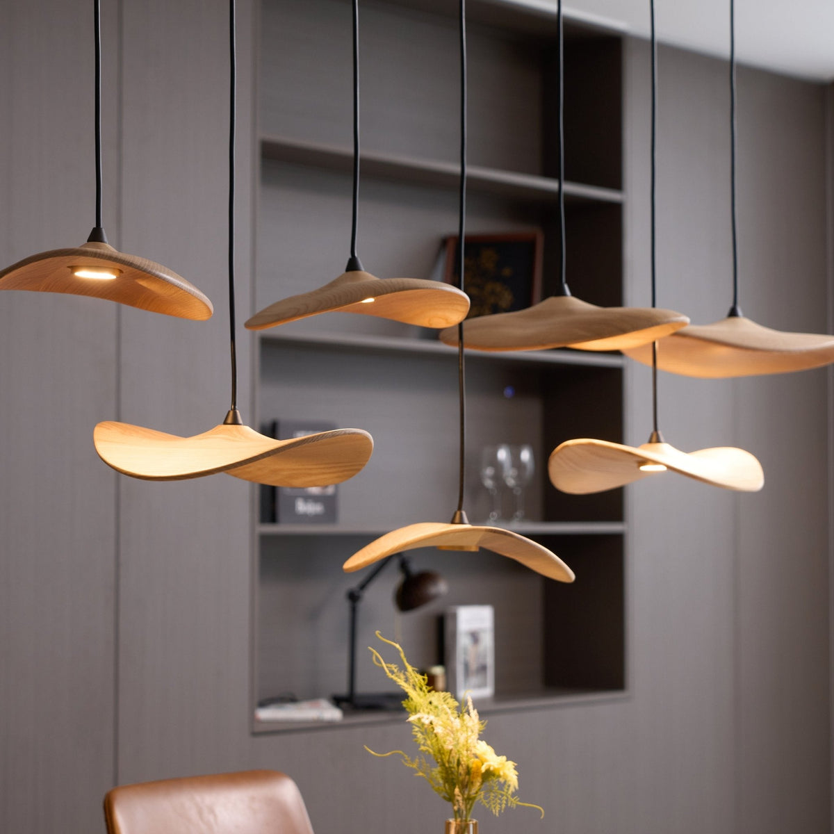 Abbott Moderne minimalistische kroonluchter met leeg houten bloemblaad