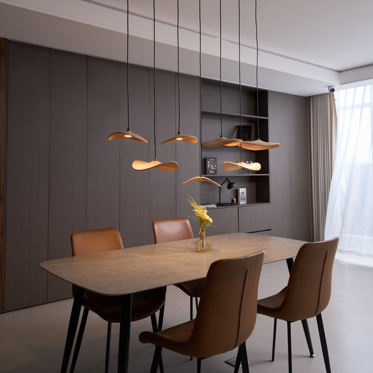 Abbott Moderne minimalistische kroonluchter met leeg houten bloemblaad