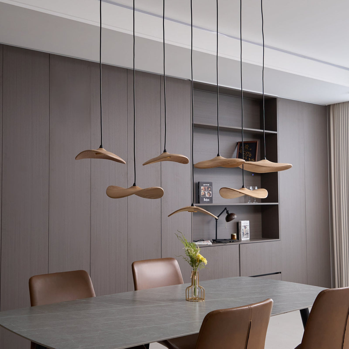 Abbott Moderne minimalistische kroonluchter met leeg houten bloemblaad