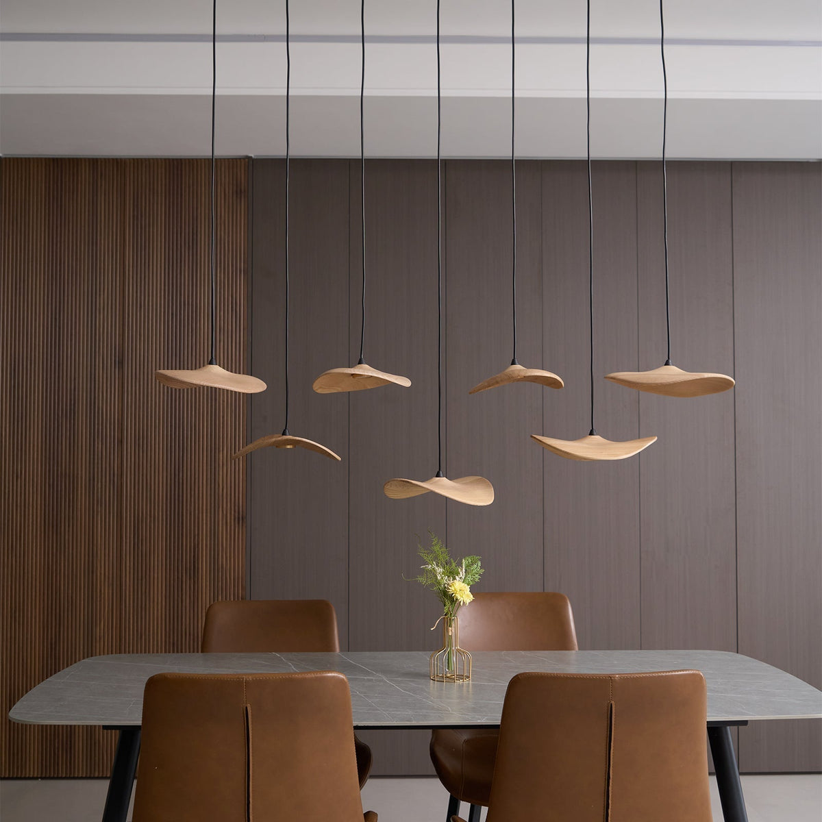 Abbott Moderne minimalistische kroonluchter met leeg houten bloemblaad