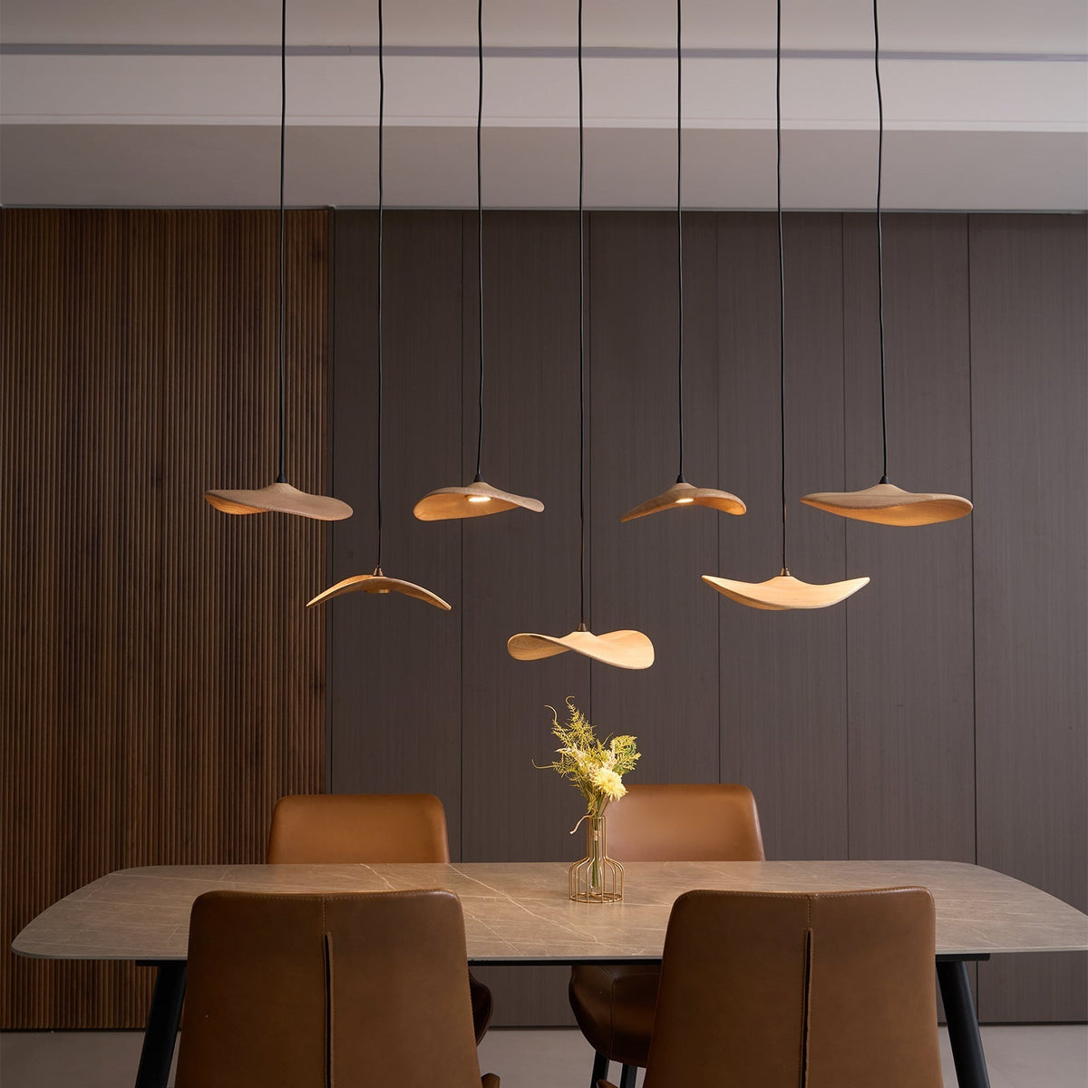 Abbott Moderne minimalistische kroonluchter met leeg houten bloemblaad