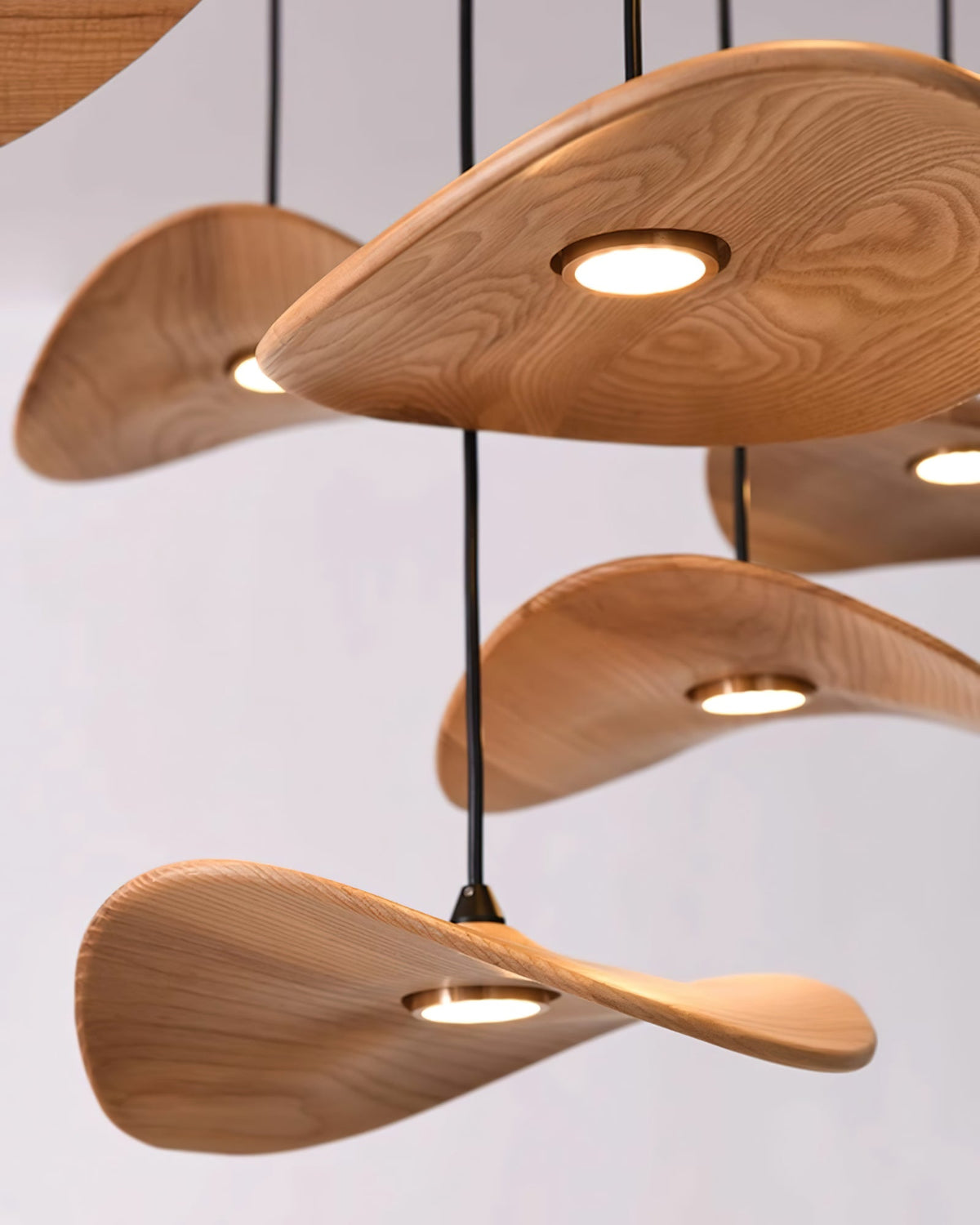 Abbott Moderne minimalistische kroonluchter met leeg houten bloemblaad