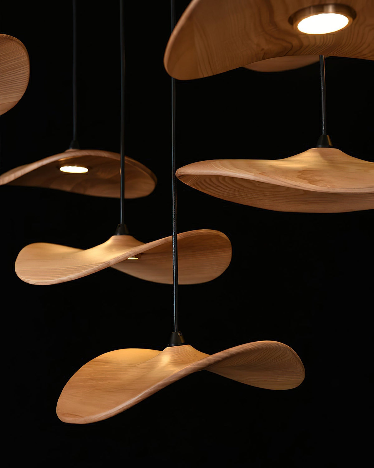 Abbott Moderne minimalistische kroonluchter met leeg houten bloemblaad