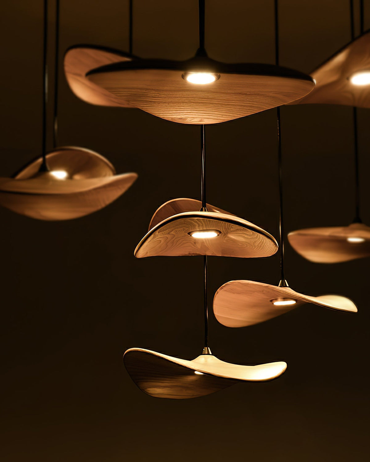 Abbott Moderne minimalistische kroonluchter met leeg houten bloemblaad